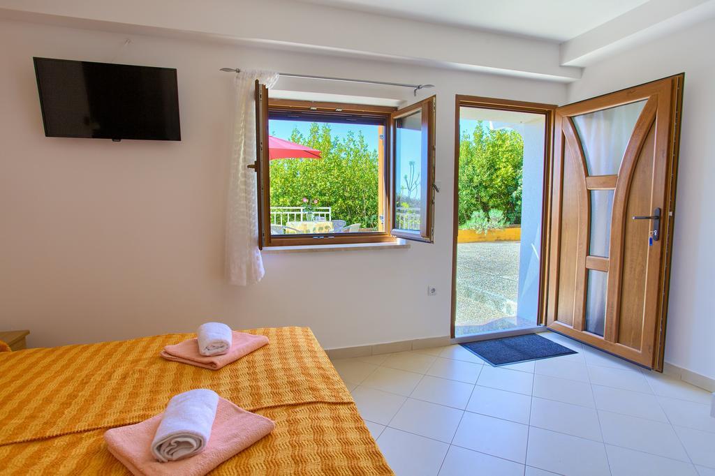 קרק Nadija Studio Apartmani מראה חיצוני תמונה
